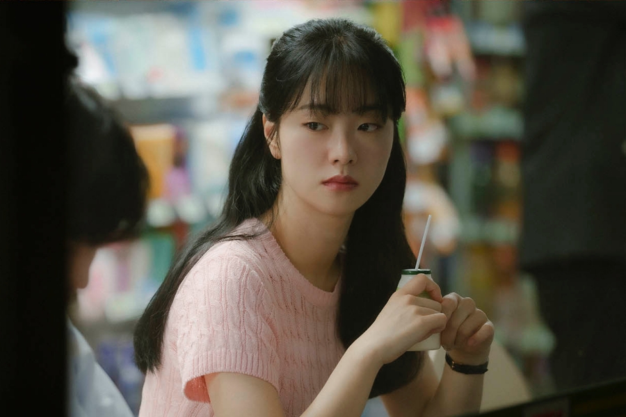 Jeon Yeo Been 在新悬疑爱情剧《A Time Called You》中扮演 2 个截然相反的角色