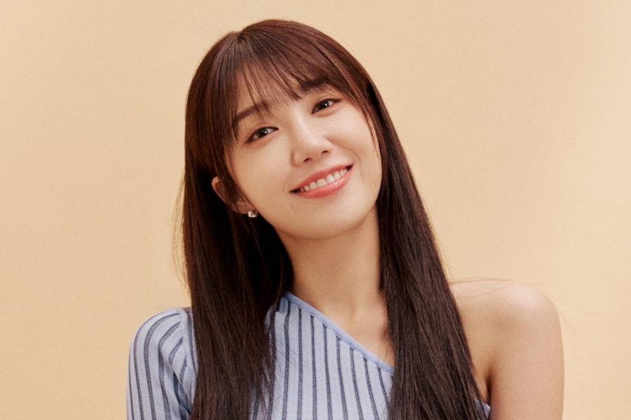 Apink 的郑恩地在新的个人资料照片中惊艳