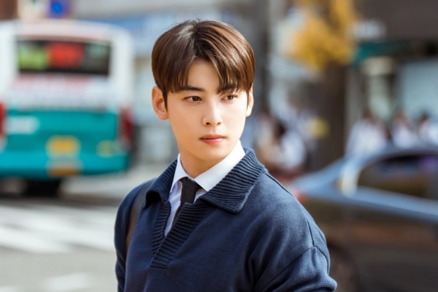 ASTRO 车银优在新奇幻爱情剧中饰演与创伤作斗争的英俊老师