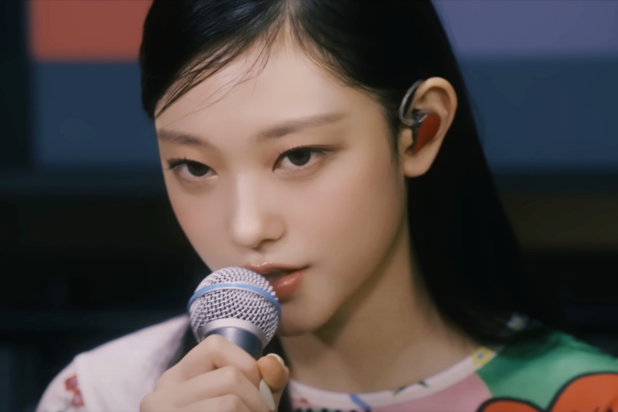 观看：NewJeans 的 Haerin 翻唱 AKMU 的《Love Lee》