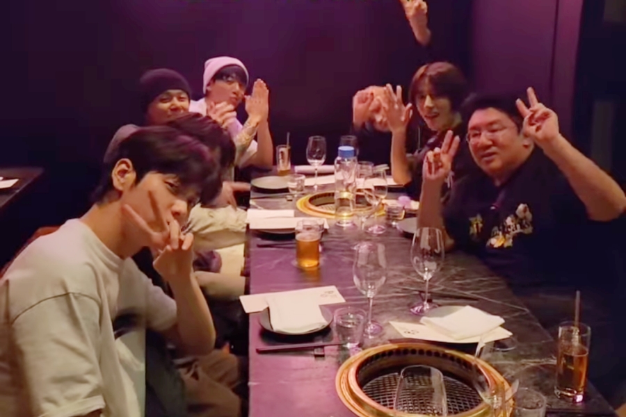 观看：BTS 的 Jungkook 与 TXT 和 Bang Si Hyuk 一起庆祝 MTV VMA 获胜 + Yeonjun 的生日
