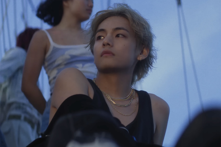 观看：BTS 的 V 在“Layover”的渴望最终 MV 中演唱“For Us”