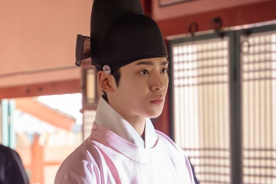 Rowoon 在新浪漫喜剧《红娘子》中是一位脾气暴躁、不幸的年轻鳏夫