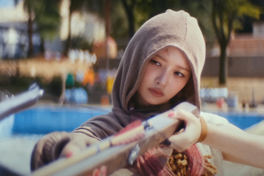 观看：IVE 发布新主打歌“Off The Record”的电影预告片