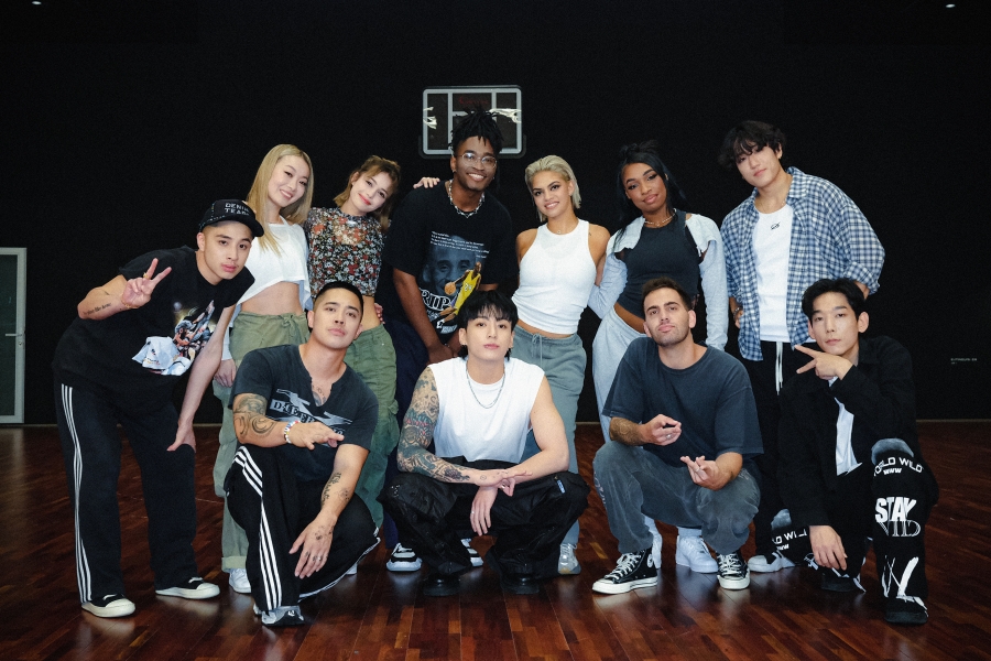 观看：BTS 的 Jungkook 在 Jam Republic Dancers 的“3D”舞蹈练习视频中展示他的动作