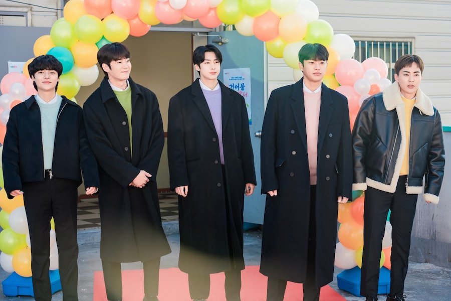 李世安、崔元明、Hyungwon、李新英和Xiumin在《CEO-Dol Mart》中拓展业务