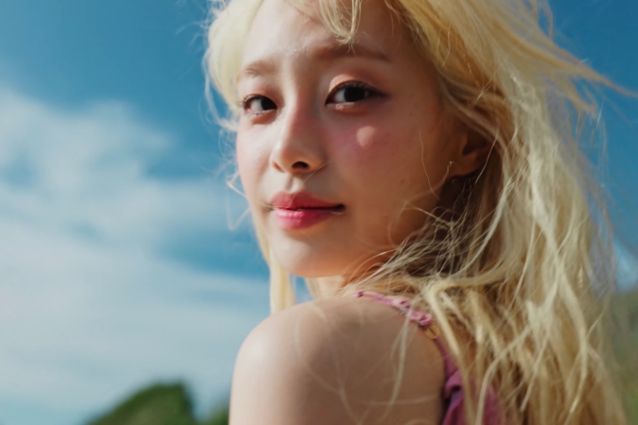 观看：Chuu 在正式个人首秀之前在惊喜预发行 MV 中冒险“Underwater”