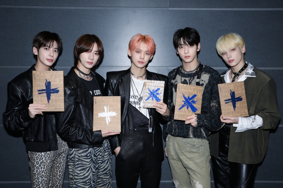 TXT 打破首日销售记录并凭借“The Name Chapter: FREEFALL”登上 iTunes 全球排行榜榜首