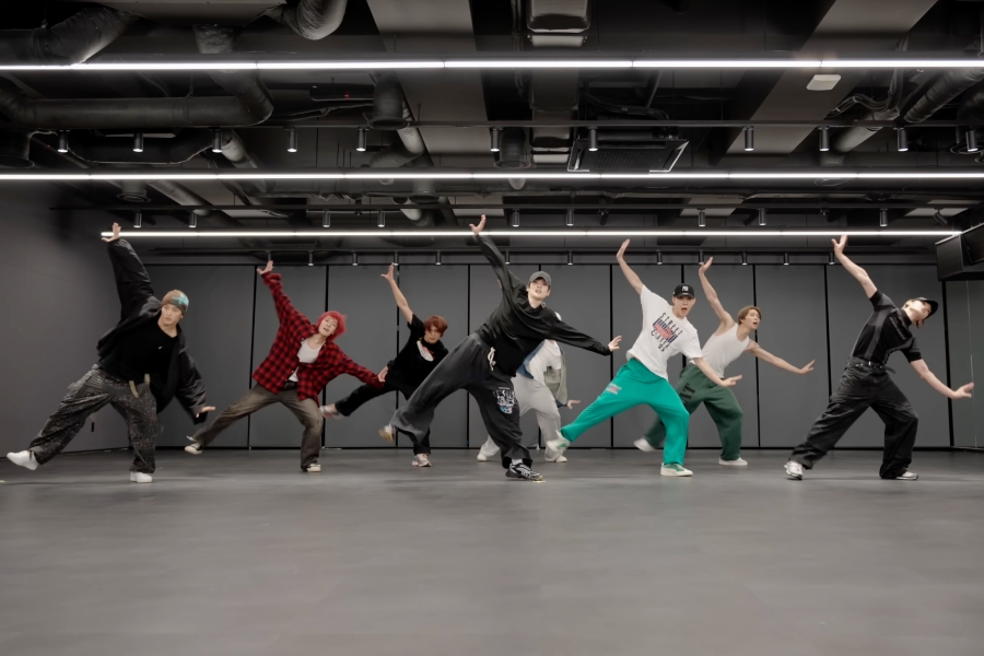 观看：NCT 127 在“事实检查”中的同步舞蹈练习视频令人惊叹