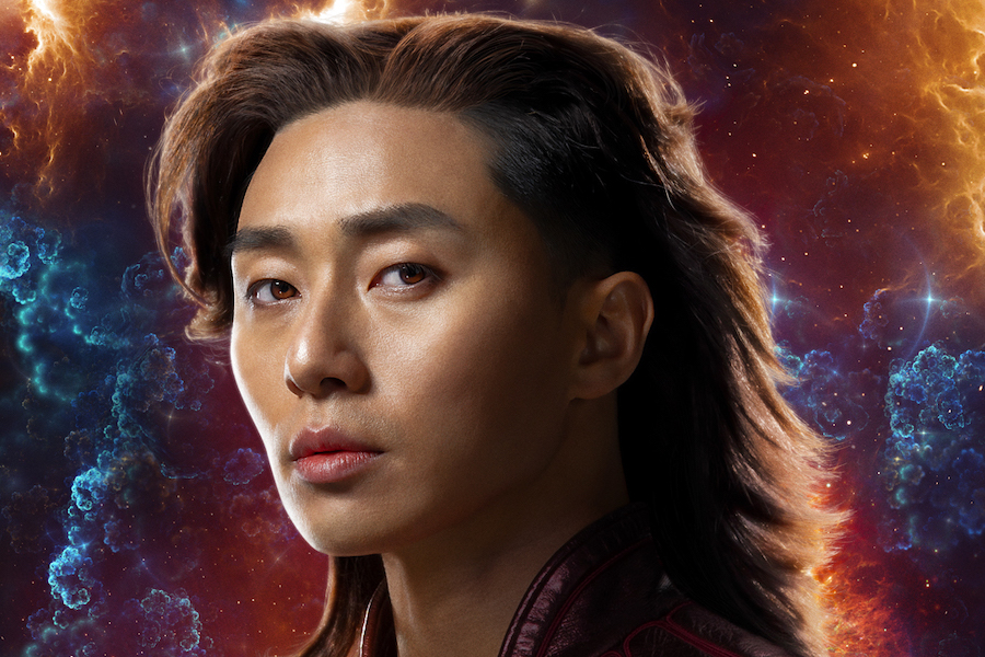 朴叙俊在即将上映的好莱坞电影《漫威》海报中变身为星球领袖