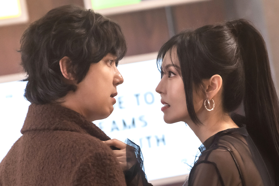 《顶层公寓》明星金素妍在《七人的逃脱》中客串尹钟勋经纪公司的女演员