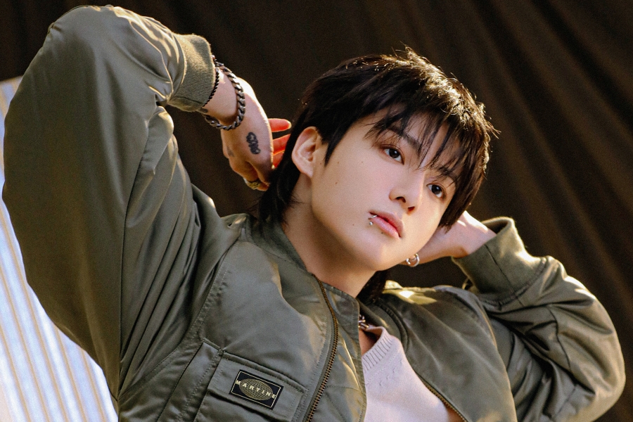 随着《Standing Next To You》的首次亮相，防弹少年团的柾国同时将 4 首歌曲打入英国官方单曲排行榜前 50 名
