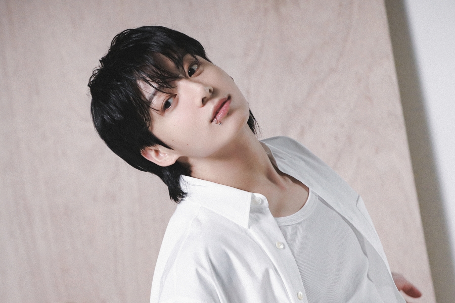 BTS 的 Jungkook 凭借《GOLDEN》首次亮相 Billboard 200 打破韩国流行音乐独唱者美国销售周最高记录