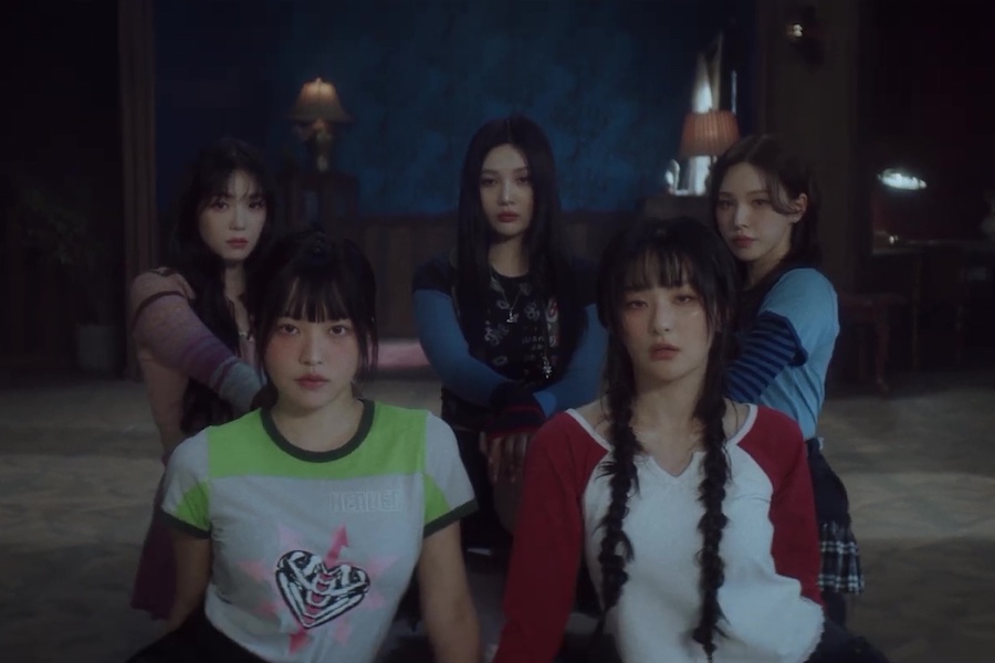 观看：Red Velvet 在 Haunting 回归 MV 中体验“Chill Kill”