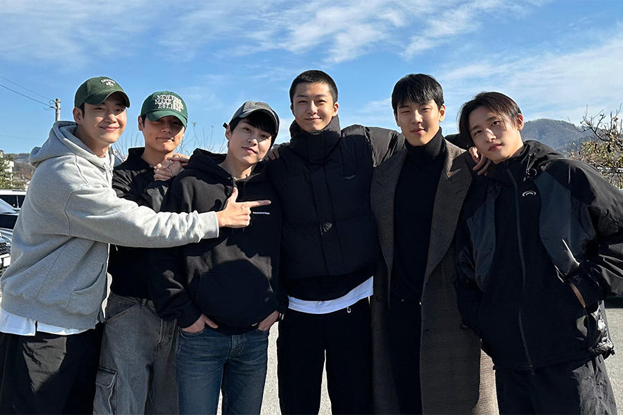 MONSTA X 和“CEO-dol Mart”演员为亨源入伍送行