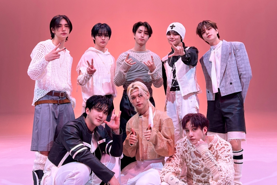 观看：Stray Kids 凭借《LALALALA》在“Show Champion”节目中获得第一场胜利； aespa、ZEROBASEONE、VIVIZ 等的表演