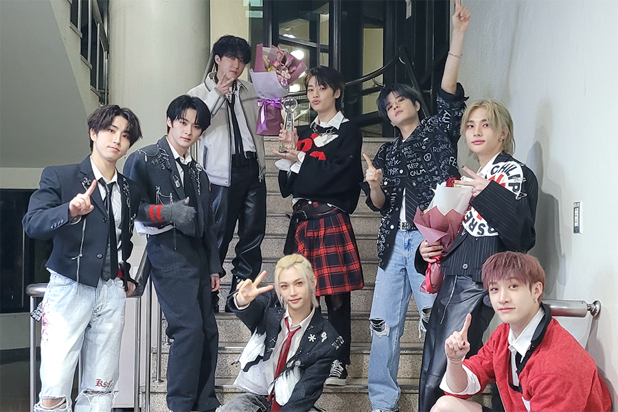 观看：Stray Kids 凭借《LALALALA》在“音乐银行”节目中获得第二名； ENHYPEN、Red Velvet 等人的表演