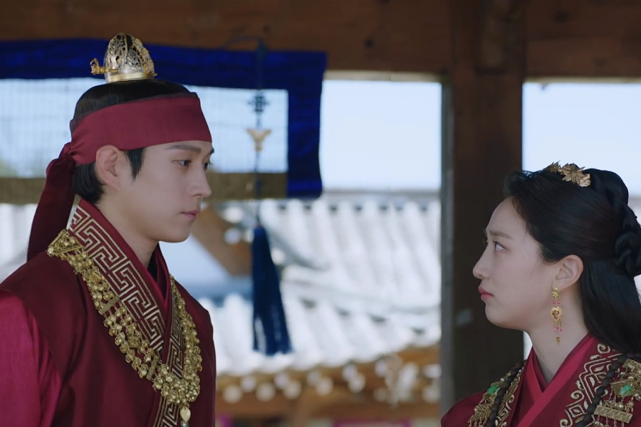 金英大在《白日之月》第 5 至 6 集中向表艺珍透露了 5 次真相