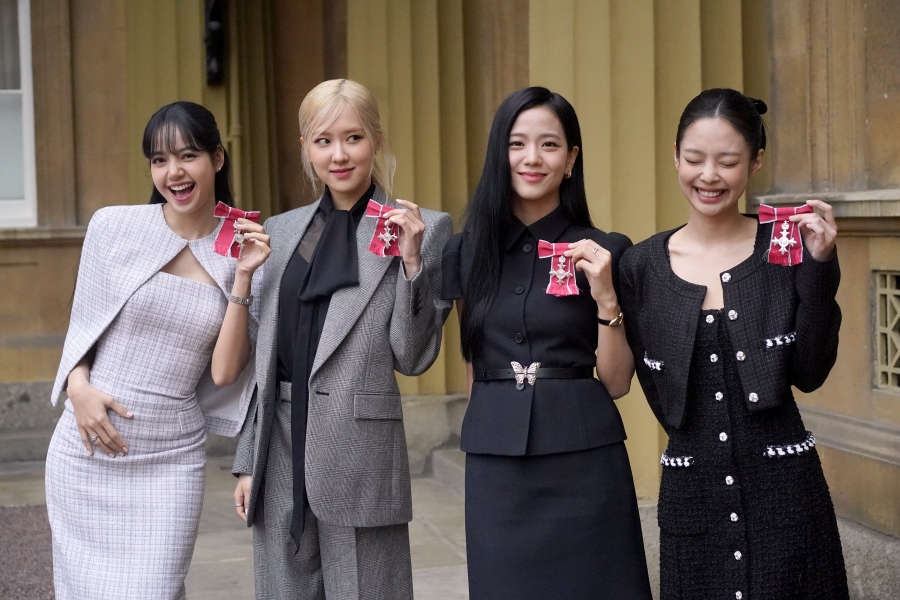 观看：BLACKPINK 在白金汉宫被查尔斯国王授予荣誉 MBE 