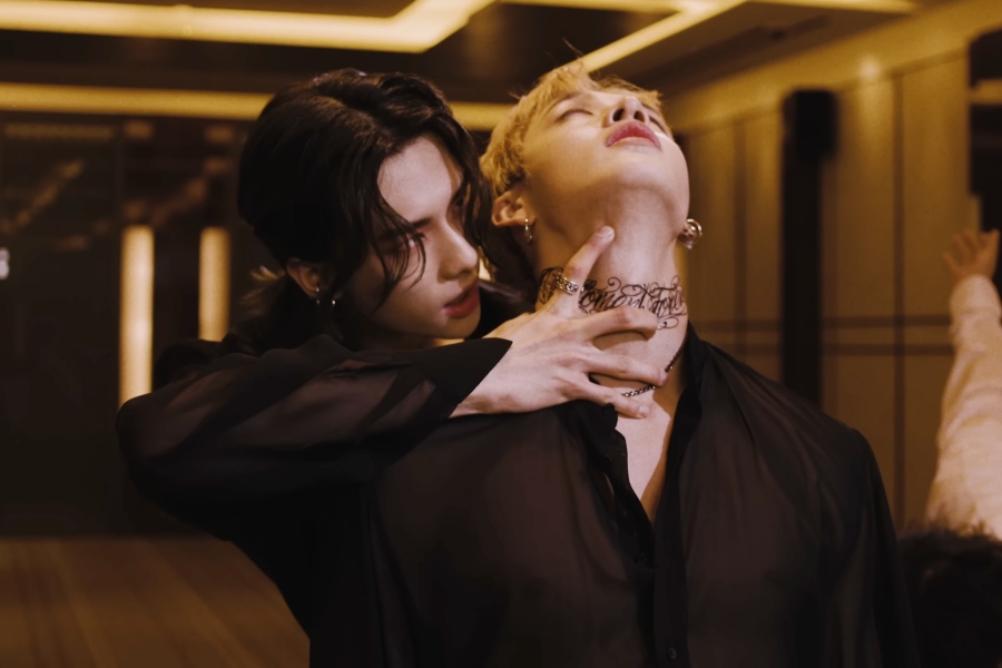 Stray Kids 的 Hyunjin 和 Bang Chan 的“Red Lights”MV 观看次数突破 1 亿次