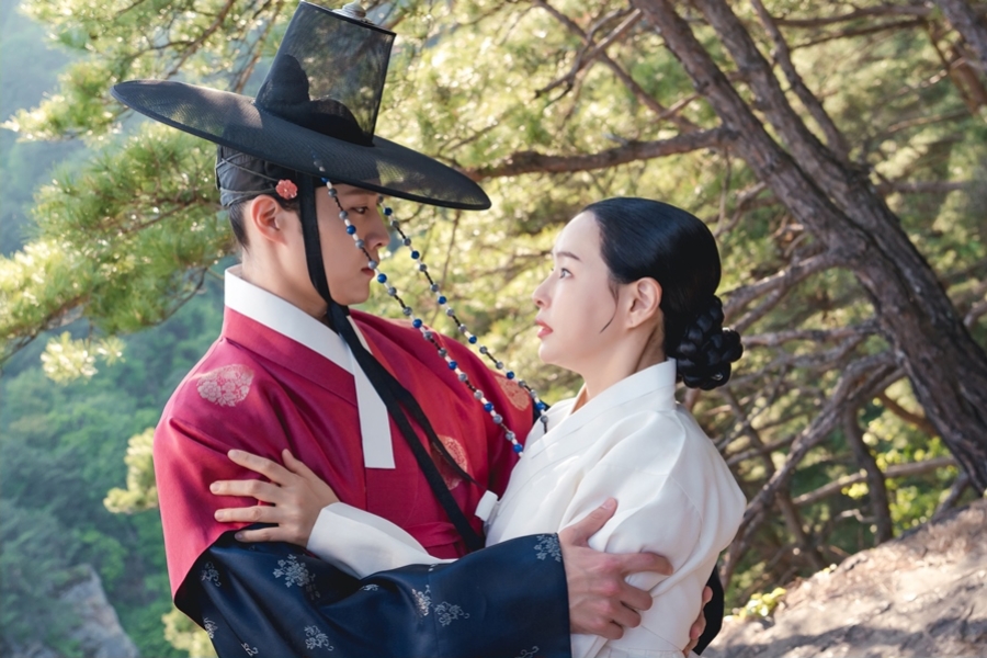 李哈妮和李宗元在《骑士花》中互相拥抱 