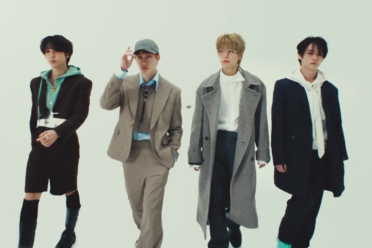 观看：Stray Kids 通过“STEP OUT 2024”视频预告即将推出的专辑、世界巡演等内容 