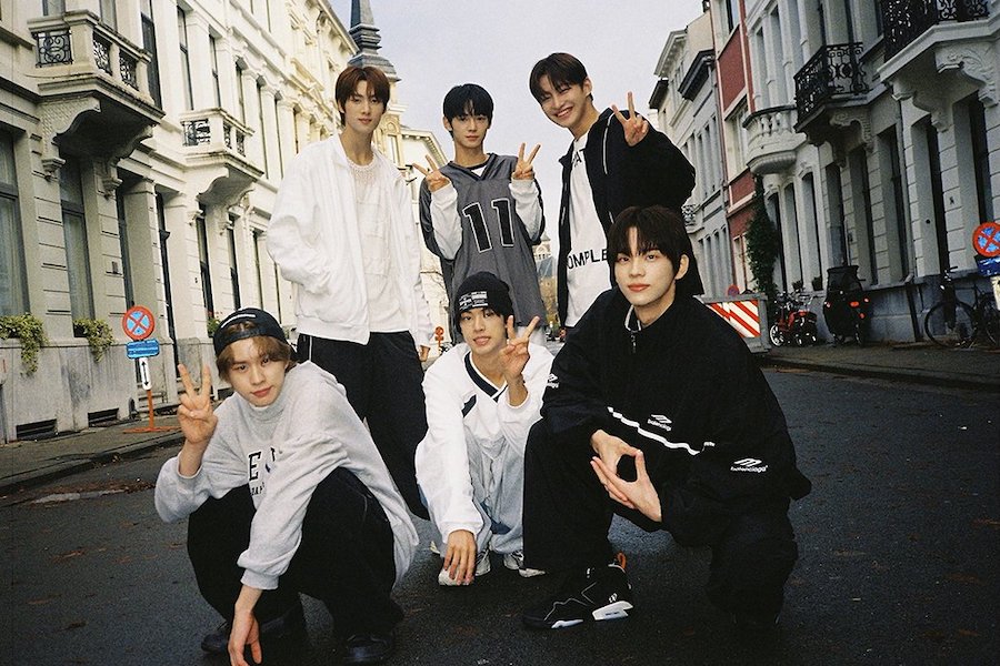观看：PLEDIS 的新男团 TWS 在首张专辑《Sparkling Blue》中推出简介影片