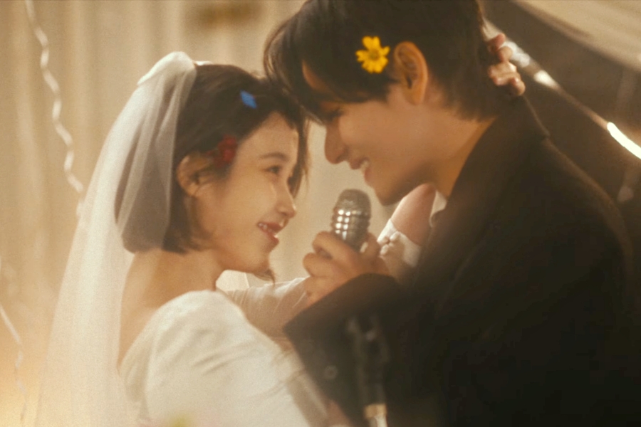 观看：IU 和 BTS 的 V 在“Love Wins All”电影 MV 中讲述令人心碎的爱情故事