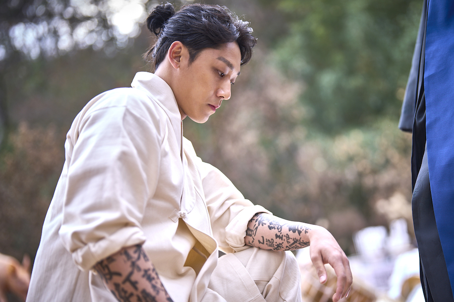 李道贤在即将上映的电影《Exhuma》中大胆转型萨满角色