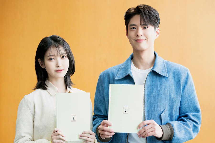 IU、朴宝剑等人为即将上映的电视剧《当生活给你橘子时》做准备 