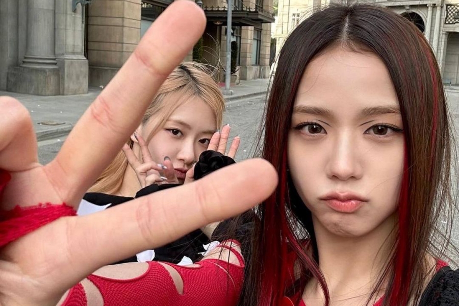 BLACKPINK 的 Rosé 在《全知读者的观点》片场表达了对 Jisoo 的喜爱