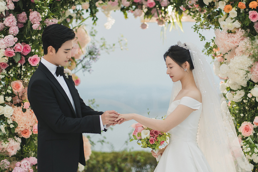 金秀贤和金智媛在《泪水女王》中看起来是一对幸福的新婚夫妇