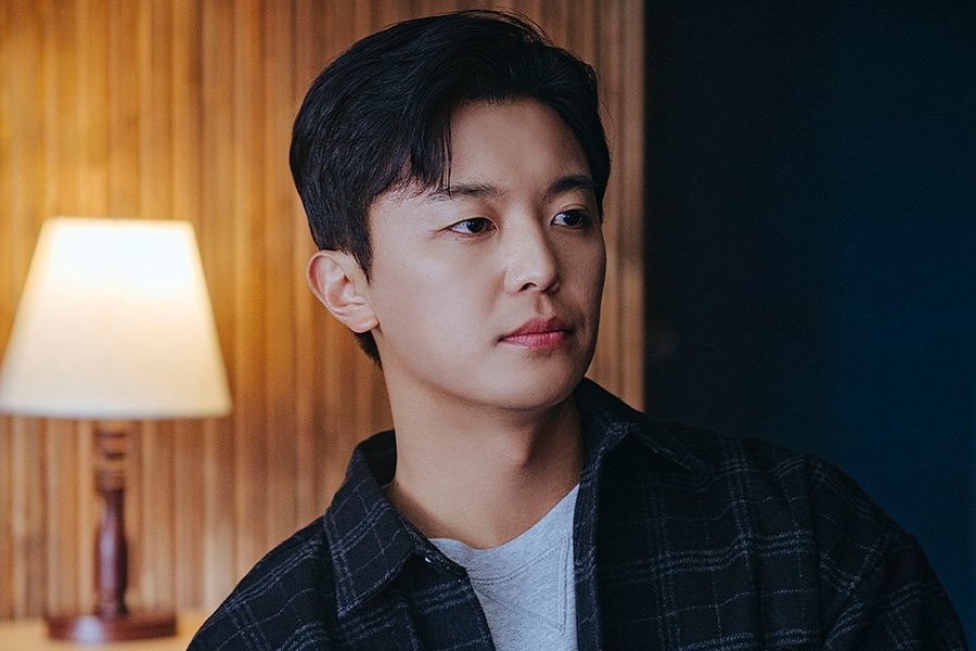 延宇镇 (Yeon Woo Jin) 谈论他即将上映的惊悚剧《抓住衣领》