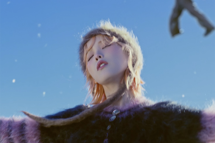 观看：IU 在主打歌“Holssi”的古怪 MV 中渴望像孢子一样生活