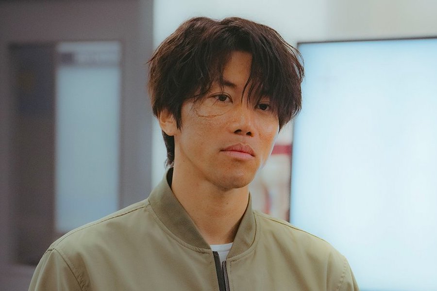 Eum Moon Suk 在“午夜工作室”中是一位坚韧不拔的前侦探，后来成为幽灵员工