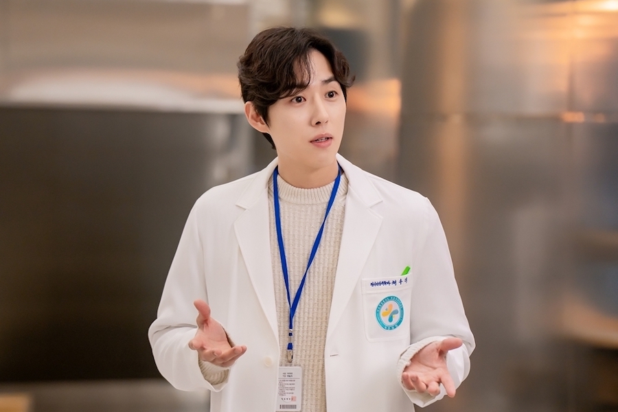 白成贤在即将上映的爱情剧中变身为真正关心病人的医生
