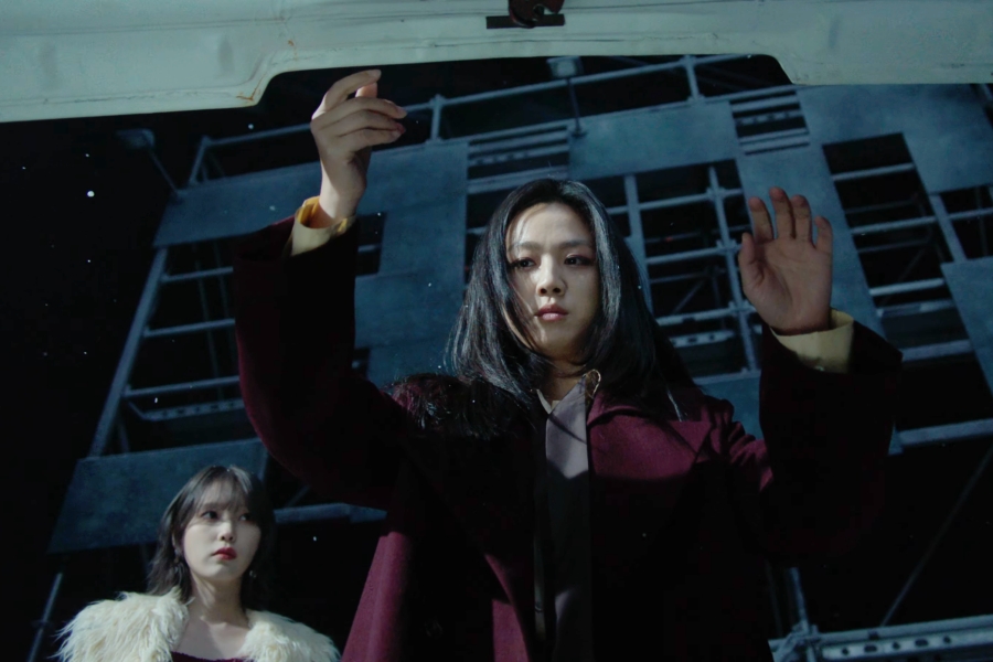 观看：IU 和汤唯主演《Shh..》电影 MV。 NewJeans 的 Hyein 和 Joe Won Sun