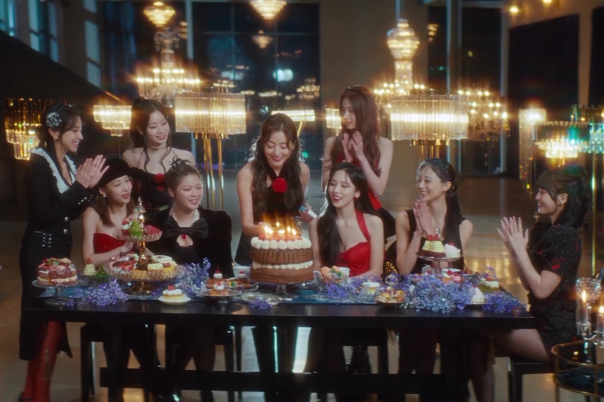 观看：TWICE 在时尚回归 MV 中演唱“ONE SPARK”