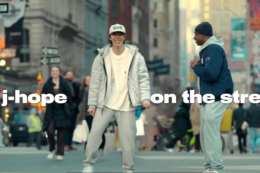 观看：BTS 的 J-Hope 在纪录片《HOPE ON THE STREET》预告片中在全球城市街道上翩翩起舞 