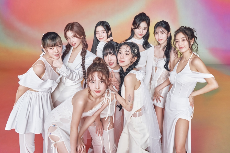 TWICE 的《With YOU-th》成为他们第一张第一周销量突破 100 万张的专辑
