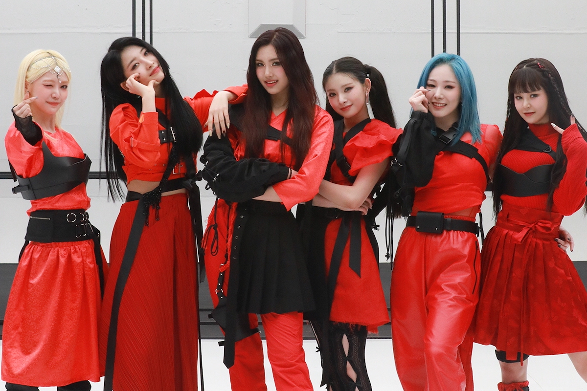 EVERGLOW 的《FIRST》成为第五支突破 1 亿次观看次数的 MV 