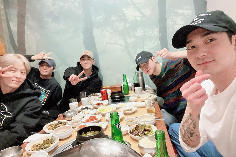 NU'EST 成员重聚集体聚会庆祝出道 12 周年