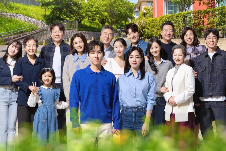 T-ara 咸恩静和白成贤在新剧《Suji 和 Uri》中一家人乱成一团