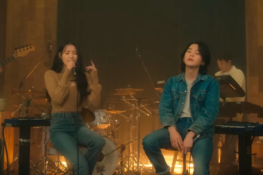 观看：BTS 的 Suga 和 IU 预览新合作“People Pt.”的现场表演。 2”