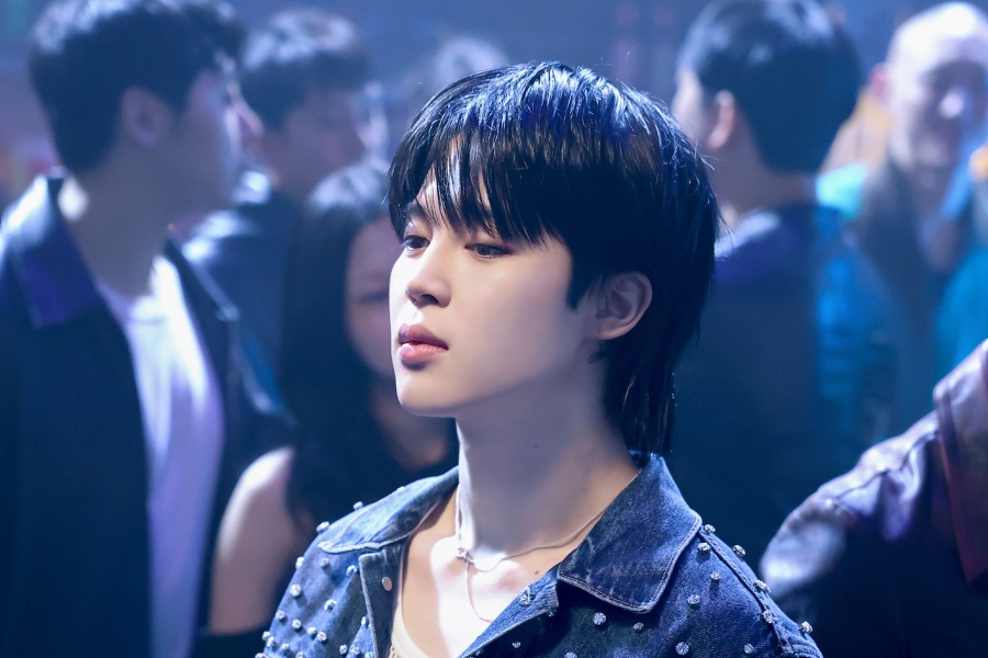 BTS 的 Jimin 凭借“Like Crazy”成为第一位登上 Billboard Hot 100 榜首的韩国独唱者创造历史