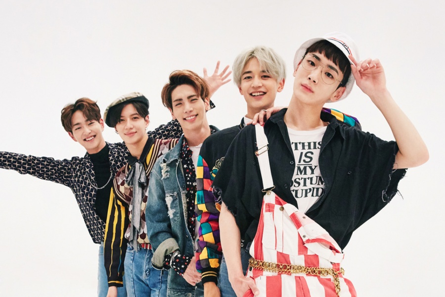 收听：SHINee 成员分享消息 + 泰民为钟铉生日翻唱“一天的结束”