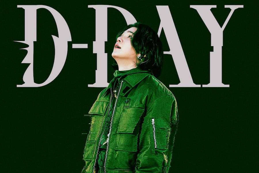 防弹少年团的 Suga 在新个人纪录片“SUGA：通往诺曼底登陆之路”的海报中仰望天空