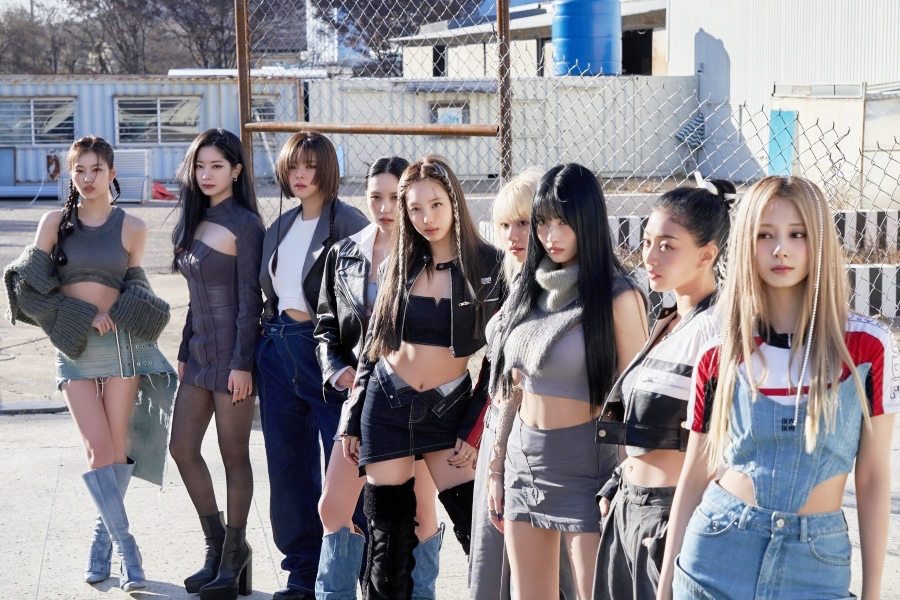 TWICE 的“READY TO BE”成为他们的第二张专辑，在 Billboard 200 的前 30 名中停留了 3 周