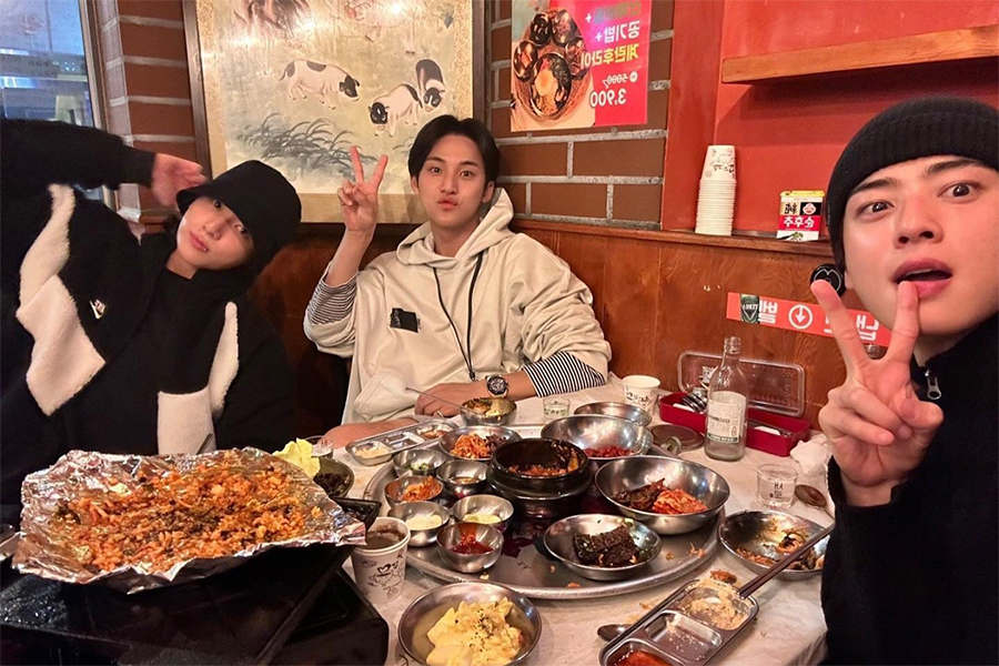 SEVENTEEN 的 Mingyu 分享了与 BTS 的 Jungkook 和 ASTRO 的 Cha Eun Woo 的夜间外出的可爱照片