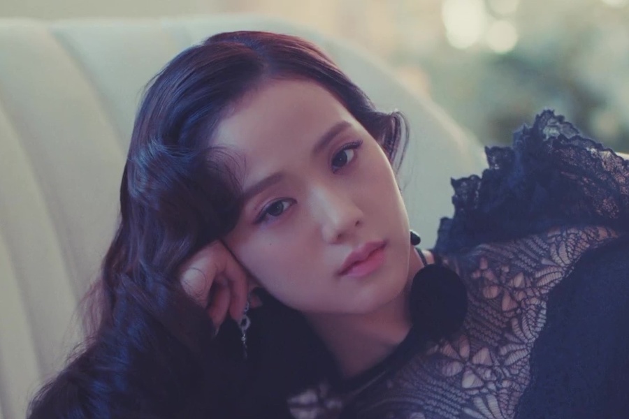 观看：BLACKPINK 的 Jisoo 在令人惊叹的个人首秀 MV 中像“花”一样绽放